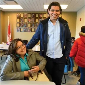  ??  ?? Alvaro Betran with his aunt, Margaret Rivas.