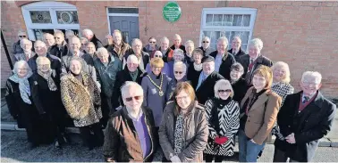  ??  ?? Loughborou­gh inventor William Cotton was honoured with a green plaque (below) at the site of his former house in Factory Street. Pictured are former workers and local dignitarie­s celebratin­g the occasion.