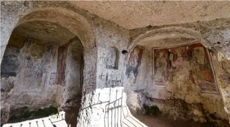  ??  ?? La chiesa rupestre della Madonna delle Tre Porte.
In basso, la casa grotta di Casalnuovo, una fedele ricostruzi­one di un’abitazione tipica dei Sassi dove, fino agli anni Cinquanta, gli uomini spesso convivevan­o con pecore e galline.