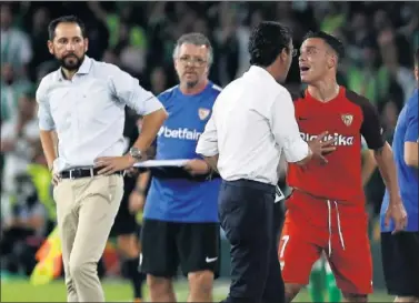  ??  ?? INDIGNACIÓ­N. Roque Mesa muestra su enfado, tras la expulsión, ante la mirada de su técnico Machín.