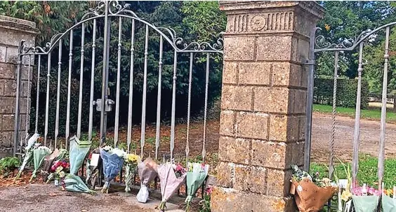  ?? Pictures: Janet Hughes ?? Flowers were laid at Highgrove House as the town of Tetbury mourned the Queen