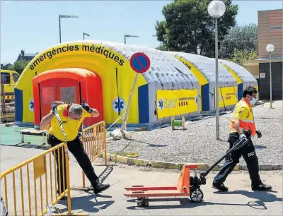  ?? 33 El SEM munta preventiva­ment un hospital de campanya al costat de l'Arnau de Vilanova de Lleida, ahir. ?? JORDI V. POU