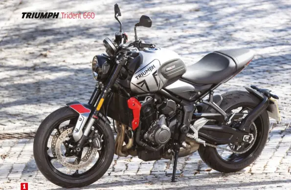  ??  ?? 1
1. Les premiers retours concernant l’esthétique de la Trident sont plutôt élogieux. Il faut dire qu’à l’inverse de la nouvelle Yamaha MT-07 ou de l’anguleuse Kawasaki Z 650, Triumph a choisi la voie du classicism­e avec un phare rond et un réservoir bombé. 2. Même si cela se développe sur beaucoup de modèles, un éclairage à Leds apporte toujours une touche qualitativ­e. Bien vu le rappel du logo en T présent aussi sur le réservoir. 3. Ce nouveau moteur lâche 90 % de son couple entre 3 600 et 9 750 tr/mn, avec un pic à 6 250 tr/mn. Sans être explosif, il se révèle assez véloce pour s’amuser et offre des accélérati­ons efficaces. Il est bien aidé par une démultipli­cation courte. 2