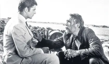  ?? . ?? Anthony Quinn y Alan Bates en una escena de la película Zorba el griego