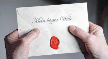  ?? FOTO: DPA ?? Handschrif­tlich muss ein Testament verfasst sein, damit es auch gültig ist. Wer eine unleserlic­he Handschrif­t hat, kann auch eine ausgedruck­te Leseabschr­ift beilegen.