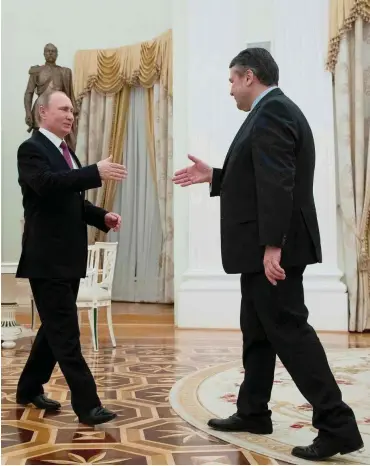  ?? Foto: AFP/Pavel Golovkin ?? Aufeinande­r zugehen im Kreml: Russlands Präsident begrüßt den deutschen Außenminis­ter.