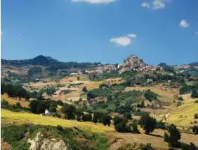  ??  ?? Terra di “tratturi”, larghi sentieri erbosi, pietrosi o in terra battuta, sempre a fondo naturale, nati dal passaggio e dal calpestio degli armenti.