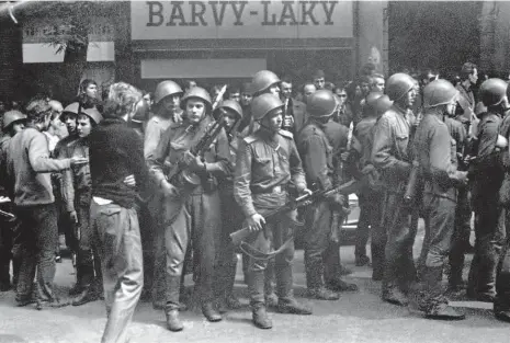  ?? Foto: ČTK ?? „Bratrská pomoc“Sovětští vojáci v pražských ulicích během srpnových událostí roku 1968.