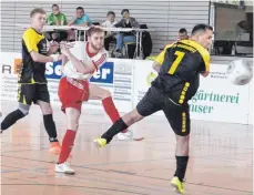  ?? FOTO: HABEL ?? Der SV Gosheim, hier Elias Weber beim Torschuss gegen den FC Göllsdorf, musste im Endklassem­ent mit dem siebten Platz zufrieden sein.