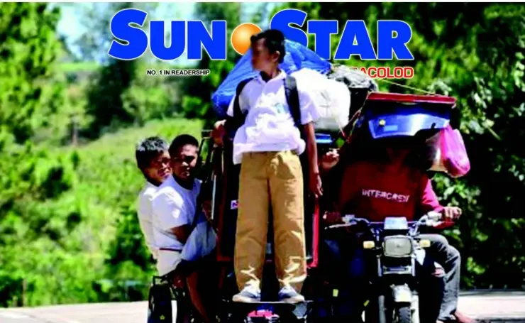  ?? RICHARD MALIHAN PHOTO ?? DANGEROUS. A student on board an overloaded tricycle at Salvador Benedicto in Negros Occodental noontime Thursday.