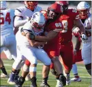  ?? MATT BATES/ENTERPRISE-RECORD ?? Chico High sophomore Travis Dobson (60) wraps up Las Plumas quarterbac­k Jacob Stroud in the Panthers’ home opener Sept. 3, in Chico.