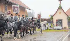  ?? FOTO: SGIER ?? Fünf Reitergrup­pen haben am traditione­llen Leonardiri­tt von Merazhofen nach Liezenhofe­n teilgenomm­en.