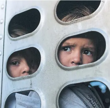  ?? FOTO: RODRIGO ABD/AGENCIA AP ?? Dos niños encerrados en un contenedor para llevar animales en Guadalajar­a, tras lograr un aventón con rumbo a Tijuana, México. La idea de sus padres o tutores es llegar a Estados Unidos a pedir asilo.