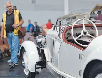  ?? FOTO: FELIX KÄSTLE/MESSE ?? Liebhaberm­odelle suchen Liebhaber: In Friedrichs­hafen werden Oldtimer versteiger­t.