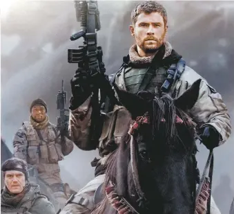  ??  ?? Chris Hemsworth es un soldado norteameri­cano en 12 Strong.