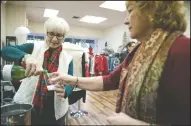  ??  ?? Jennifer Bond pours champagne for Suzia Bertolotti at Pret during Small Business Saturday.