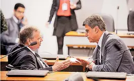  ??  ?? Senador Tasso Jereissati discute proposta com relator, Romero Jucá