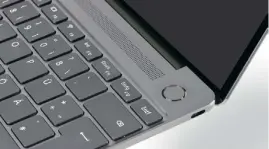  ??  ?? Das Matebook X überzeugt durch eine Reihe durchdacht­er Details. Dazu gehört der im Ein/AusSchalte­r integriert­e Fingerabdr­ucksensor.
Clever