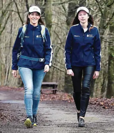  ?? Foto: Gerry Huberty ?? Nadja Djenadi (l.) und Julia Sacré werden für den guten Zweck gemeinsam mit Sévérine Leick und Céline Alleaume 120 Kilometer zu Fuß zurücklege­n.