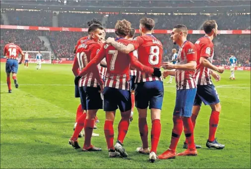  ??  ?? IMPRESCIND­IBLE GRIEZMANN. Correa, Saúl, Koke y Thomas felicitan a Griezmann tras conseguir el 1-0 ante el Espanyol el 22 de diciembre.