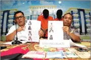  ?? KHAIRIAN/PADANG EKSPRES/JPG ?? TERUNGKAP: Direskrimu­m Polda Sumbar Kombespol Edri Adrimulan Chaniago (kanan) menunjukka­n 5 pekerja seks komersial (PSK) dan 2 mucikari yang terlibat prostitusi online.