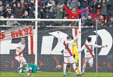  ??  ?? ALEGRÍA. Baena, Embarba y Javi Guerra celebran el 2-0 anotado por Cristaldo en la recta final.