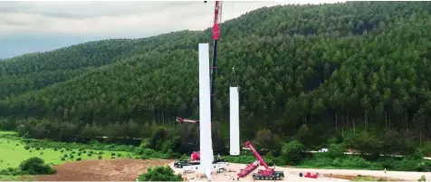  ?? INNOVADORE­S ?? Montaje de una de las torres elevadas con la tecnología autoizable de la española Nabrawind.