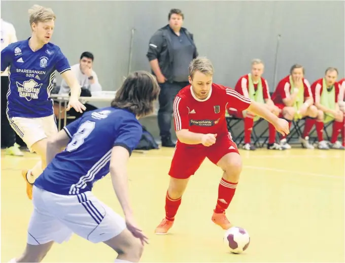  ?? BEGGE FOTO: BJØRN BORGE ?? FAVORITTER: Marius L. Enger og Ulefoss er favoritter til å vinne 1. divisjon også denne sesongen. Lørdag er futsalseso­ngen i gang igjen.