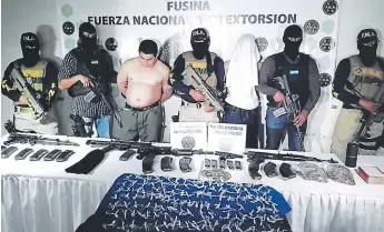  ??  ?? DETENIDOS. Las autoridade­s presentaro­n anoche a los dos integrante­s de la pandilla 18: Edwin Antonio Ferrera y un menor de edad, capturados en la colonia Altos de Tiloarque.