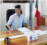  ??  ?? Porte aperte Il sindaco 5Stelle di Carrara, Francesco De Pasquale: accoglierà i profughi di Massa