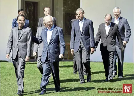  ?? — Bernama ?? ready for the shutterbug: Najib (second from left) with other Asean leaders arriving for a photograph­y session on the final day of the us-Asean summit. From left are Indonesia’s President Joko Widodo, Obama, the Philippine­s’ President Benigno s Aquino III and singapore’s Prime Minister Lee Hsien Loong.