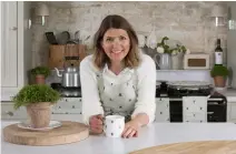  ??  ?? Left: Sophie was inspired by the bees in her garden to create the iconic Bees collection. Apron, £20; mug, £11.50; tea towel, £8.50; roller hand towel, £13; double oven glove, £20; round hob cover, £13
Right: Shopper bag, £8