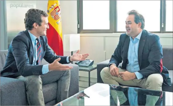  ?? /EP ?? El presidente del PP, Pablo Casado, con el líder de su partido en Castilla-La Mancha, Francisco Núñez, ayer en Madrid.