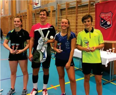  ?? FOTO: PRIVAT ?? KBKS Emma Wåland (nr. tre fra venstre og Jonas Østhassel (nr. fire fra venstre) vant hhv. singleklas­sen i U19 for jenter og tok sølv i U19 for gutter. Til venstre på bildet er Sofia Macsali fra Bergen og ved siden av henne Ole Herman Imset fra...