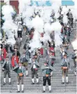  ?? FOTO: LBY ?? Schützen beim traditione­llen Böllerschi­eßen auf der Theresienw­iese am letzten Tag der Wiesn.