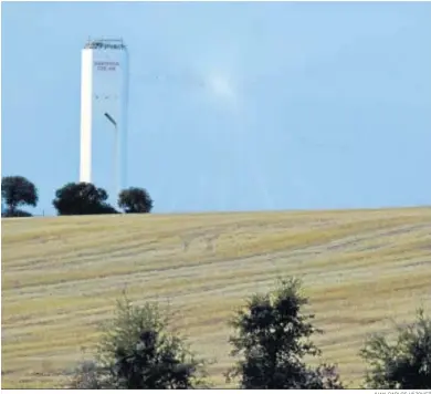  ?? JUAN CARLOS VÁZQUEZ ?? Una de las torres de la planta termosolar de Abengoa en Sanlúcar la Mayor, en Sevilla.