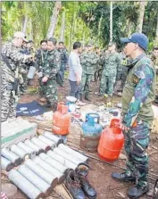  ?? AFP / Getty Images ?? PHILIPPINE SOLDIERS in Mindanao display improvised explosive devices seized last month.