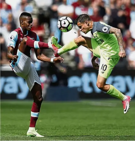  ??  ?? Going all out: West Ham’s Edimilson Fernandes (left) in action against Liverpool’s Philippe Coutinho in the English Premier League match at the London Stadium yesterday. Liverpool won 4- 0. — Reuters