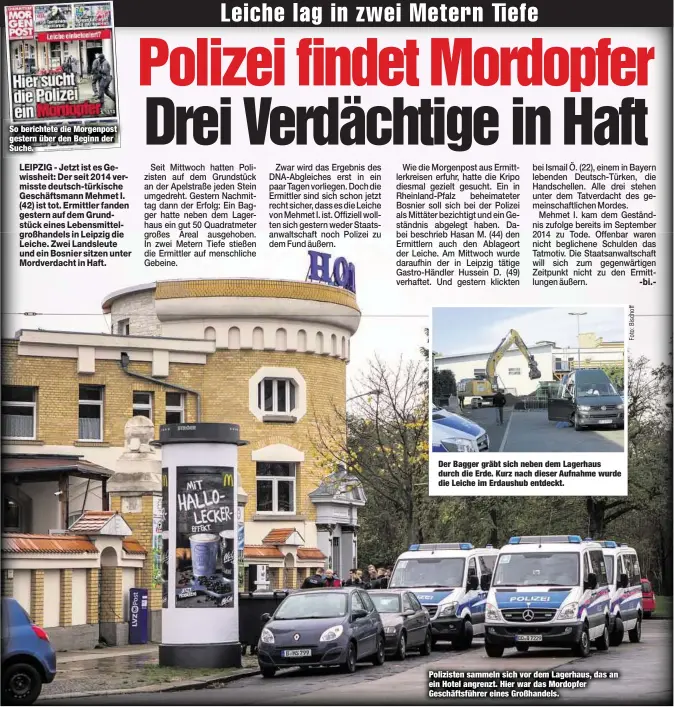  ??  ?? So berichtete die Morgenpost gestern über den Beginn der Suche. Der Bagger gräbt sich neben dem Lagerhaus durch die Erde. Kurz nach dieser Aufnahme wurde die Leiche im Erdaushub entdeckt. Polizisten sammeln sich vor dem Lagerhaus, das an ein Hotel...