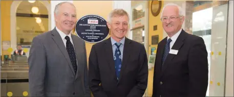  ??  ?? David Franks, Iarnród Chief Executive, with John Ellis, (R) Chairman of the National Railway Heritage Awards and Cllr Oliver Tully (L).