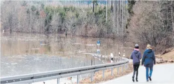  ?? FOTO: PATRICK SEEGER ?? Eine Straße endet bei Wolterding­en (Schwarzwal­d-Baar-Kreis). Teile des Bregtales sind aufgrund des Rückstaus an einem Regenrückh­altebecken überflutet.