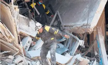  ?? YAMIL LAGE/GETTY-AFP ?? Rescuers work to find survivors amid the ruins of the destroyed Hotel Saratoga on Saturday in Havana.