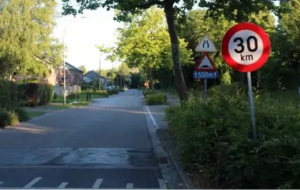  ?? FOTO LUDWIG VAN GELDER ?? “De Vogeltjesw­ijk is perfect als zone 30”, zegt burgemeest­er Koen Volckaerts. Daar staat momenteel een proefopste­lling.