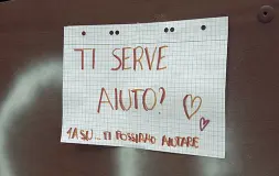  ??  ?? Al liceo Brocchi La frase comparsa sui muri e in breve attorniata da decine di risposte piene di affetto (Piki studio)