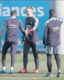  ??  ?? Ter Stegen quiere sumar su quinta jornada sin encajar, mientras Arturo Vidal espera seguir en el once inicial junto a Luis Suárez