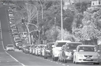  ?? JASON OXENHAM/NEW ZEALAND HERALD ?? Vehicles line up for COVID-19 testing last week in Auckland, New Zealand.