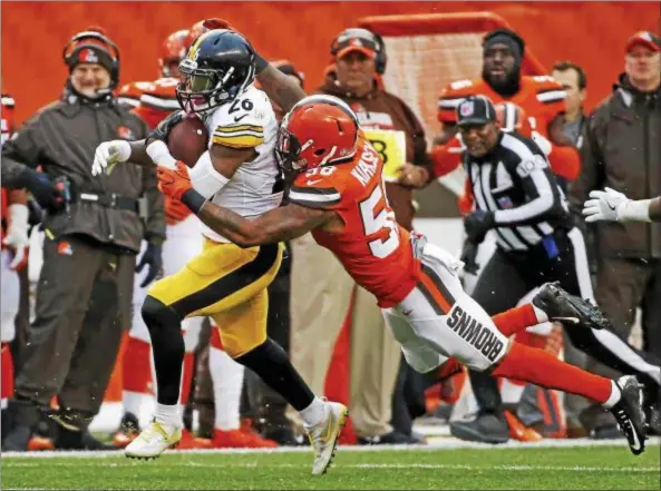  ?? ASSOCIATED PRESS FILE ?? Cleveland Browns inside linebacker Christian Kirksey tackles Pittsburgh Steelers running back Le’Veon Bell during a November game in Cleveland.