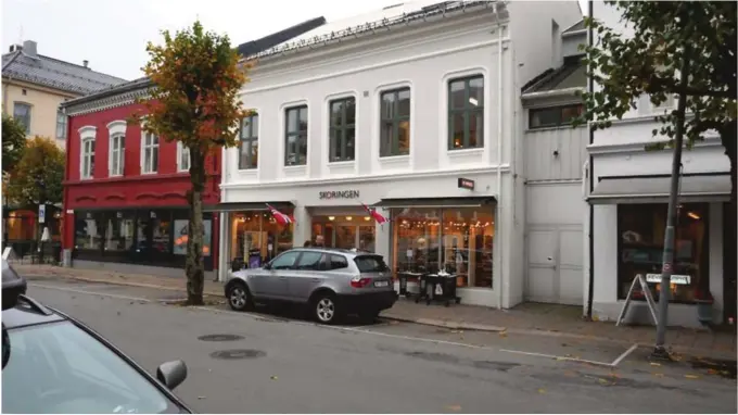  ?? FOTO: PÅL YNGVE BERG ?? HAR KJØPT: Arendal Byutviklin­g AS har kjøpt sin tredje bygård, Strandgate­n 4. Selskapet eier også det røde nabobygget til venstre.