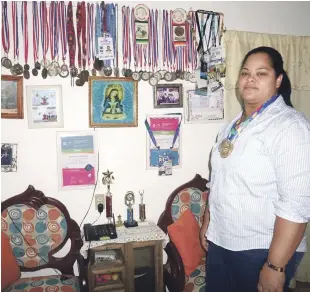  ??  ?? Verónica Saladín, obtuvo medalla de oro en levantamie­nto de pesas, espera que se le cumpla con su apartament­o en el residencia­l Juan Bosch.