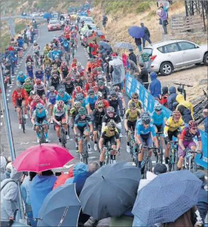  ??  ?? El pelotón de la Vuelta de 2019, comandado por Madrazo en un día lluvioso. Este 2020 se disputará en otoño.